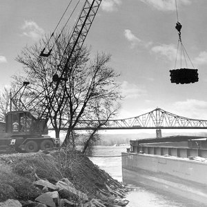 Offloading pipe from a barge
